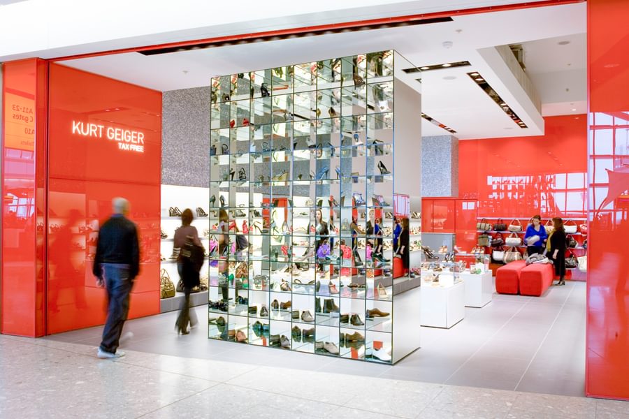 535 Lhrs Heathrow Airport T5 Retail London Uk N14 Medium